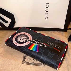 Gucci Night Courrier GG Supreme Wallet